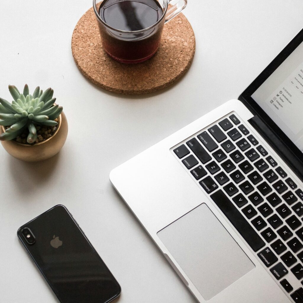 Telefoon, laptop en een koffie zijn onmisbaar